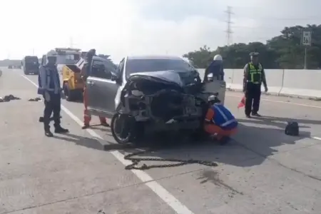 Rombongan Pemudik dari Cilegon Kecelakaan Tunggal di Tol Ngawi, 1 Tewas dan 7 Luka Foto BeritaJatim.com