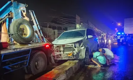 Mobil Berisi 6 Pemudik Kecelakaan di Jombang, Tabrak Median Jalan Foto BeritaJatim.com