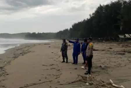 4 Pemancing Tergulung Ombak Pantai Serang Blitar, 1 Masih Hilang Foto BeritaJatim.com