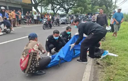 Tragis, Pemotor Tewas Usai Tabrakan dengan Truk Tebu di Jalur Jombang-Kediri Foto BeritaJatim.com