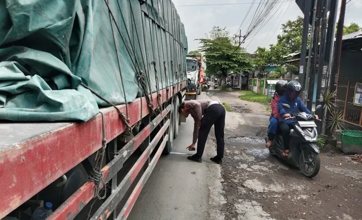 Tabrakan Sepeda Motor dan Truk Tronton di Jombang, 1 Orang Tewas di Tempat Foto BeritaJatim.com