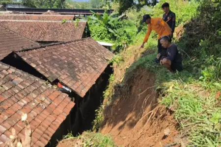 Hujan 3 Jam Picu Longsor di Poncol Magetan, Tebing Timpa Rumah dan Musala di Alastuwo Foto BeritaJatim.com