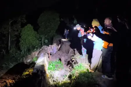 Hujan Tiga Jam Picu 10 Titik Longsor di Poncol Magetan, Sejumlah Rumah Warga Terdampak Foto BeritaJatim.com