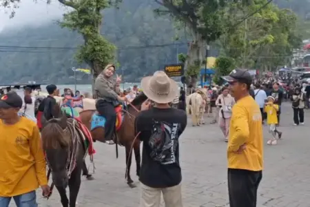 Lonjakan Pengunjung Picu Kepadatan Lalu Lintas di Telaga Sarangan pada H+3 Lebaran Foto BeritaJatim.com