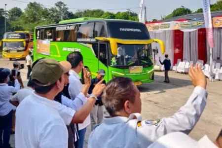 Pemprov Jatim Fasilitasi 2.230 Pemudik, 58 Bus Diberangkatkan dari TMII Jakarta Foto BeritaJatim.com