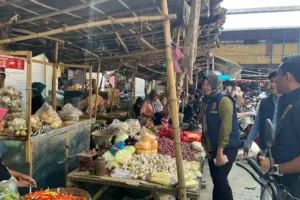 Satgas Pangan Polres Sampang Pantau Harga Sembako di Pasar Srimangunan Jelang Idul Fitri Foto BeritaJatim.com
