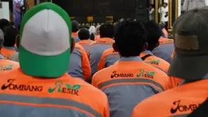 Bupati Jombang Berikan Hadiah Umrah untuk 5 Petugas Kebersihan, Apresiasi Kinerja Pengelolaan Sampah Foto BeritaJatim.com