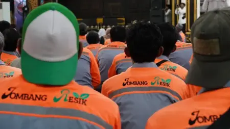 Bupati Jombang Berikan Hadiah Umrah untuk 5 Petugas Kebersihan, Apresiasi Kinerja Pengelolaan Sampah Foto BeritaJatim.com