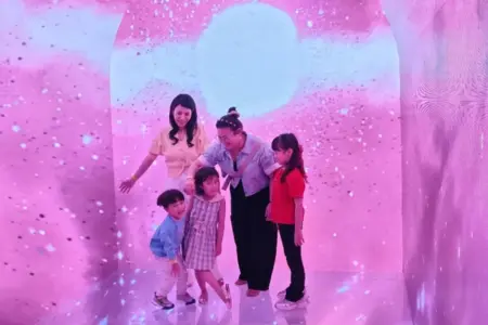 Liburan Mudik di Surabaya, Ciputra World Hadirkan B Play Immersive Playground Mirip Team Labs Jepang Foto BeritaJatim.com