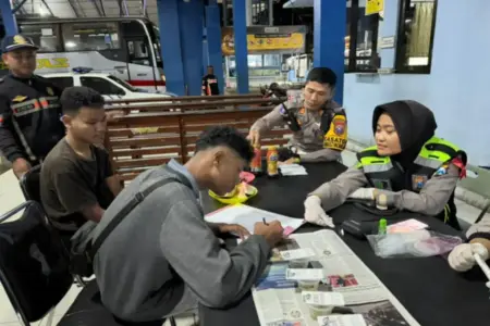 Operasi Ketupat Semeru 2026, Polda Jatim Beri Layanan Kesehatan Mobile Gratis Foto BeritaJatim.com
