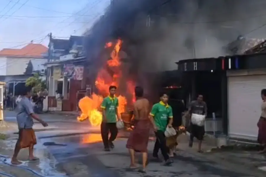 Rumah dan 3 Motor di Gresik Ludes Terbakar, Diduga Dipicu Percikan Saat Pindahkan Pertalite Foto BeritaJatim.com