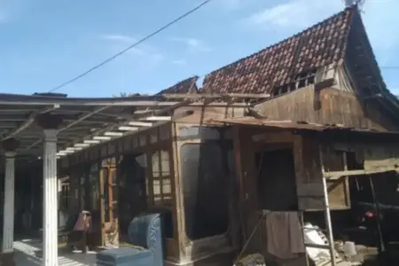 Angin Kencang dan Hujan Lebat Hantam Dua Rumah di Situbondo, Satu Ambruk Foto BeritaJatim.com