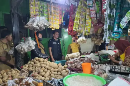 Satgas Pangan Polres Ngawi Cek Pasar Walikukun, Stok Aman Harga Cabai Masih Fluktuatif Foto BeritaJatim.com