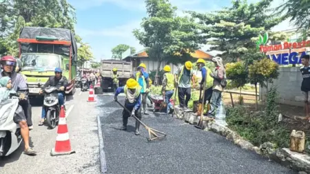 Genjot Perbaikan Jalan, Pemkab Sidoarjo Targetkan 41 Titik Rampung Sebelum Lebaran 2026 Foto BeritaJatim.com