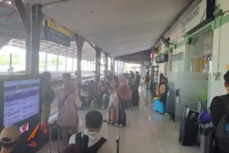 Arus Penumpang di Stasiun Bojonegoro Mulai Meningkat, 2.401 Orang Dilayani Hari Ketiga Posko Lebaran Foto BeritaJatim.com