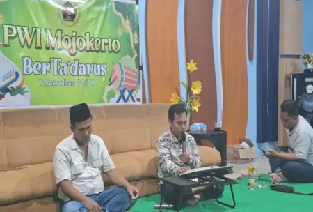 PWI Mojokerto Tuntaskan Tadarus Hingga Lima Kali Khatam di Penghujung Ramadhan Foto BeritaJatim.com