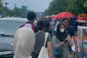 Ngabuburit di Karmen Surabaya, Warga Berburu Takjil Meski Sering Diguyur Hujan Foto BeritaJatim.com