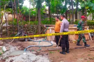 Warga Ngebor Sumur di Desa Karduluk Sumenep Malah Keluar Aroma Gas Belerang Foto BeritaJatim.com