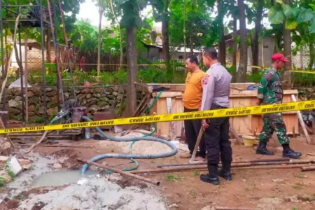 Warga Ngebor Sumur di Desa Karduluk Sumenep Malah Keluar Aroma Gas Belerang Foto BeritaJatim.com