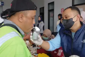 Jelang Mudik Lebaran 2026, Puluhan Sopir Bus AKAP Jalani Tes Kesehatan dan Urine di Terminal Purboyo Madiun Foto BeritaJatim.com