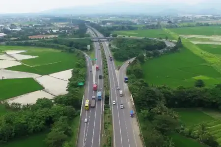 163 Ribu Kendaraan Padati Tol Jombang–Mojokerto pada H1 dan H2 Lebaran Foto BeritaJatim.com