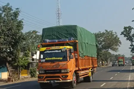 Arus Mudik Lebaran 2026, Angkutan Barang 3 Sumbu Dibatasi Melintas di Lumajang Foto BeritaJatim.com