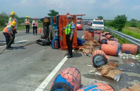 Truk Pengangkut Ikan Kecelakaan di Tol Jombang-Mojokerto, Ikan Segar Berceceran di Jalan Foto BeritaJatim.com