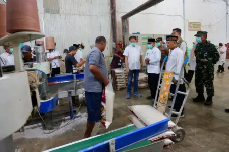 Jelang Lebaran, Wabup Banyuwangi Sidak Pasar dan Penggilingan Beras, Pastikan Harga dan Stok Aman Foto BeritaJatim.com