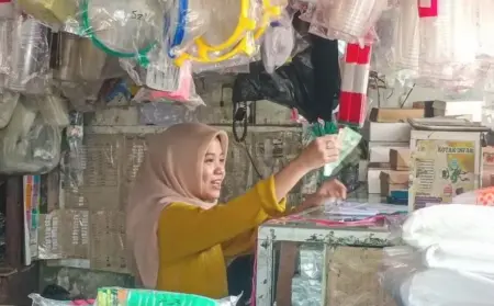 Gara-gara Perang Amerika-Iran, Harga Plastik di Surabaya Naik Ugal-ugalan, Tembus 40 Persen Foto BeritaJatim.com
