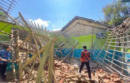 Bangunan Ponpes di Wringin Bondowoso Roboh, Alhamdulillah 26 Santri Selamat Foto BeritaJatim.com
