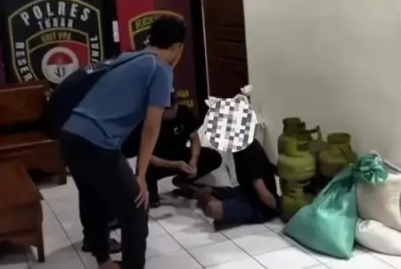 Pakai Sarung dan Peci, Pria Asal Bojonegoro Curi Beras dan LPG di Ponpes Langitan Tuban Foto BeritaJatim.com