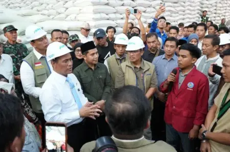 Mentan Amran Tinjau Gudang Bulog Sidoarjo, Stok Beras Nasional Capai Rekor 4,9 Juta Ton Foto BeritaJatim.com