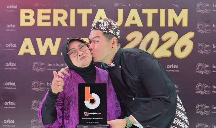 Bangganya Duo Influencer Surabaya Andy Sugar dan Mama Elly Raih Beritajatim Award 2026 Foto BeritaJatim.com