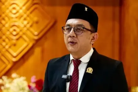Wakil Ketua DPRD Jatim Deni Wicaksono Terima Penghargaan Tokoh Penguat Demokrasi di HUT ke-20 Beritajatim Foto BeritaJatim.com