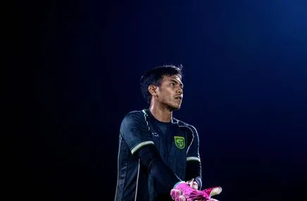 Andhika Ramadhani Siap Bangkit! Persebaya Target Curi Poin Penuh di Kandang Malut United Foto BeritaJatim.com