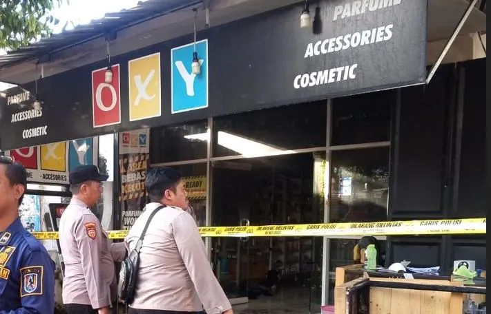 Kebakaran Toko Oxy Parfume Tuban, Diduga karena Percikan Api Kena Alkohol Foto BeritaJatim.com