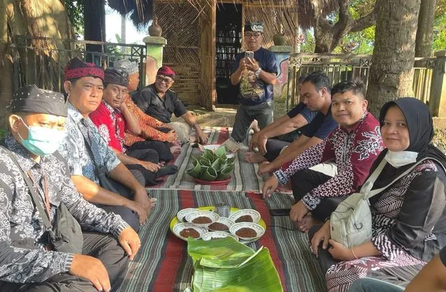 Jelang Gandrung Sewu 2026, Tim Kreatif Lakukan Ritual Sakral di Makam Leluhur Seblang Foto BeritaJatim.com