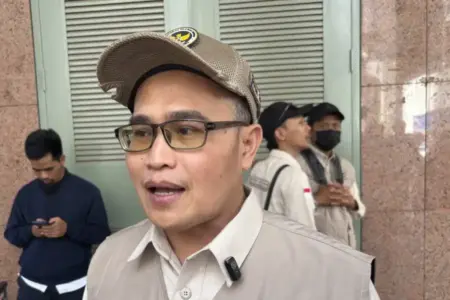 Wajib Berseragam, Petugas Haji Siaga Bantu Jemaah saat Salat Jumat Perdana di Madinah Foto BeritaJatim.com