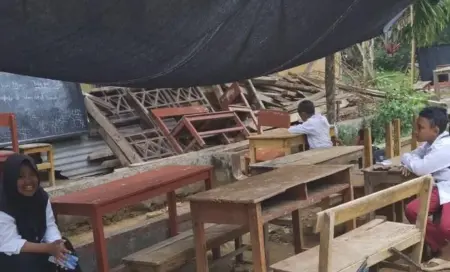 Nyawa Taruhannya, Siswa SD di Bangkalan Belajar di Bawah Terpal, Sampingnya Bangunan Nyaris Roboh Foto BeritaJatim.com