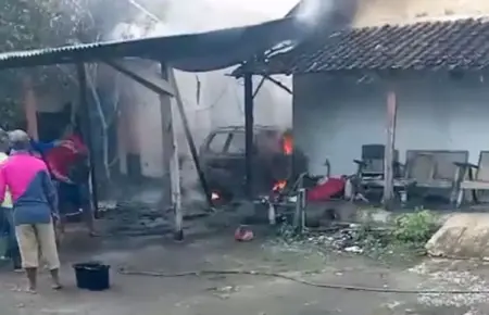 Mobil Toyota Avanza Terbakar di Garasi Rumah Warga Maospati Magetan, Diduga Karena Ini Foto BeritaJatim.com