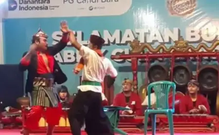 Ludruk Tjap Adipati Terung Sukses Pukau Ratusan Pengunjung di Pabrik Gula Candi Sidoarjo Foto BeritaJatim.com