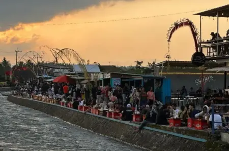 Ngopi Pinggir Kali Sumbergondo Jadi Favorit, Tubing Ramaikan Banyuwangi Attraction 2026 Foto BeritaJatim.com