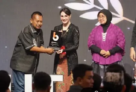 Arumi Bachsin Raih Beritajatim Award Kategori Ikon Perempuan Inspiratif Masa Kini Foto BeritaJatim.com