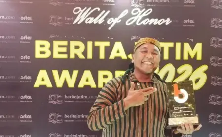 Polisi Baik IPDA Purnomo Raih Anugerah Penghargaan Beritajatim Award 2026 Foto BeritaJatim.com