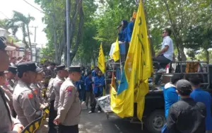 Marak Galian C Ilegal, PMII Demo DPRD Sampang Foto BeritaJatim.com
