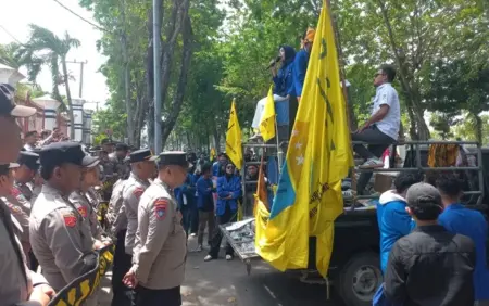 Marak Galian C Ilegal, PMII Demo DPRD Sampang Foto BeritaJatim.com