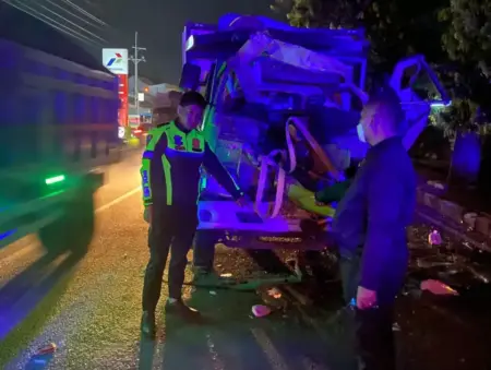 Tabrakan Antartruk di Kota Probolinggo Tewaskan 2 Orang, Diduga Kurang Konsentrasi Foto BeritaJatim.com