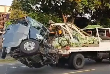 Satu Keluarga Asal Blitar Tewas Kecelakaan di Probolinggo, Sopir Truk Trailer Jadi Tersangka Foto BeritaJatim.com