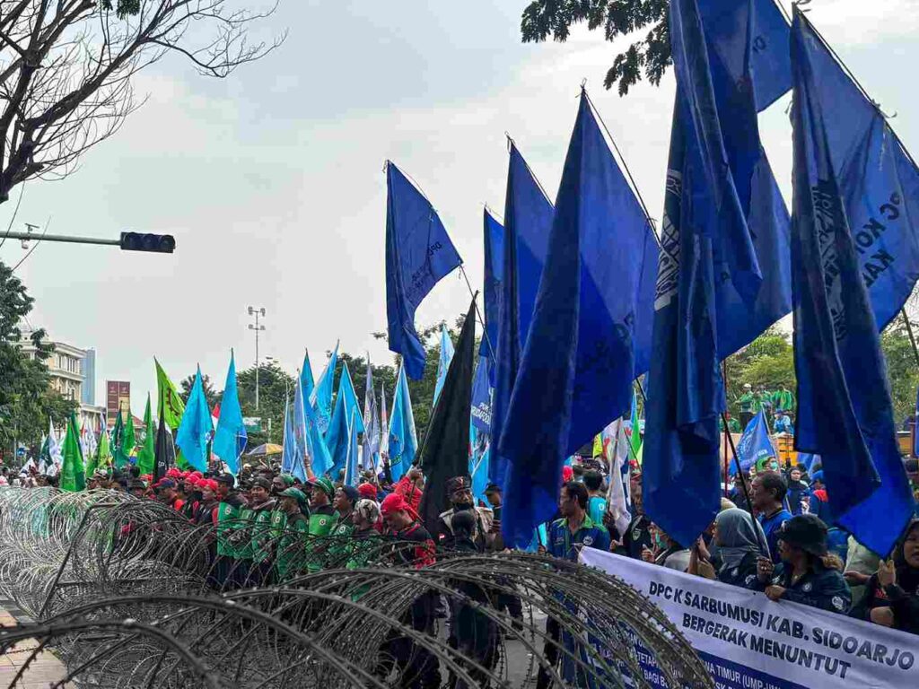 6.000 Buruh Kepung Surabaya Saat May Day 2026, Bawa 21 Tuntutan Foto BeritaJatim.com