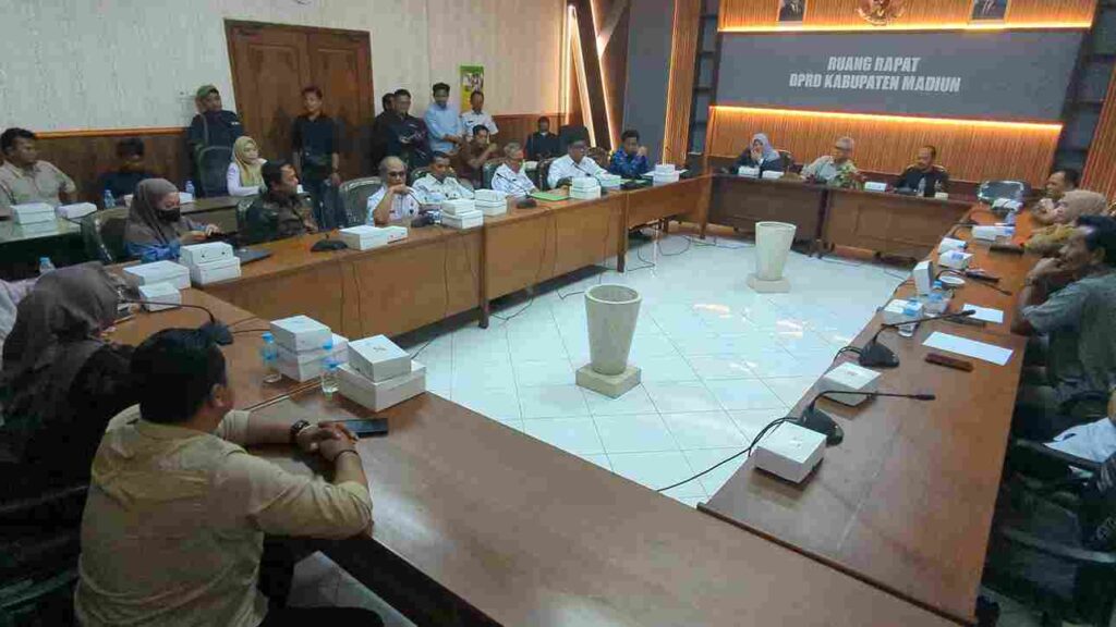 Dugaan Tahan Ijazah Terkuak, DPRD Madiun Siap Sidak Pabrik Plastik Foto BeritaJatim.com